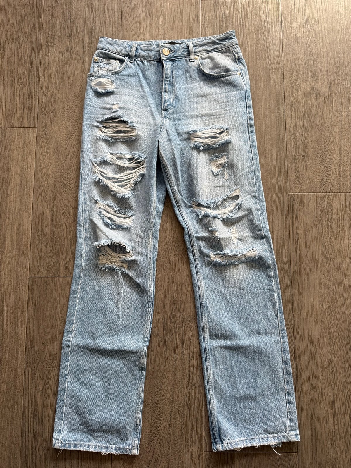 Nikkie spijkerbroek met gaten - W28 - ZGAN!, Kleding | Dames, Ophalen of Verzenden, Zo goed als nieuw, Blauw, W28 - W29 (confectie 36)