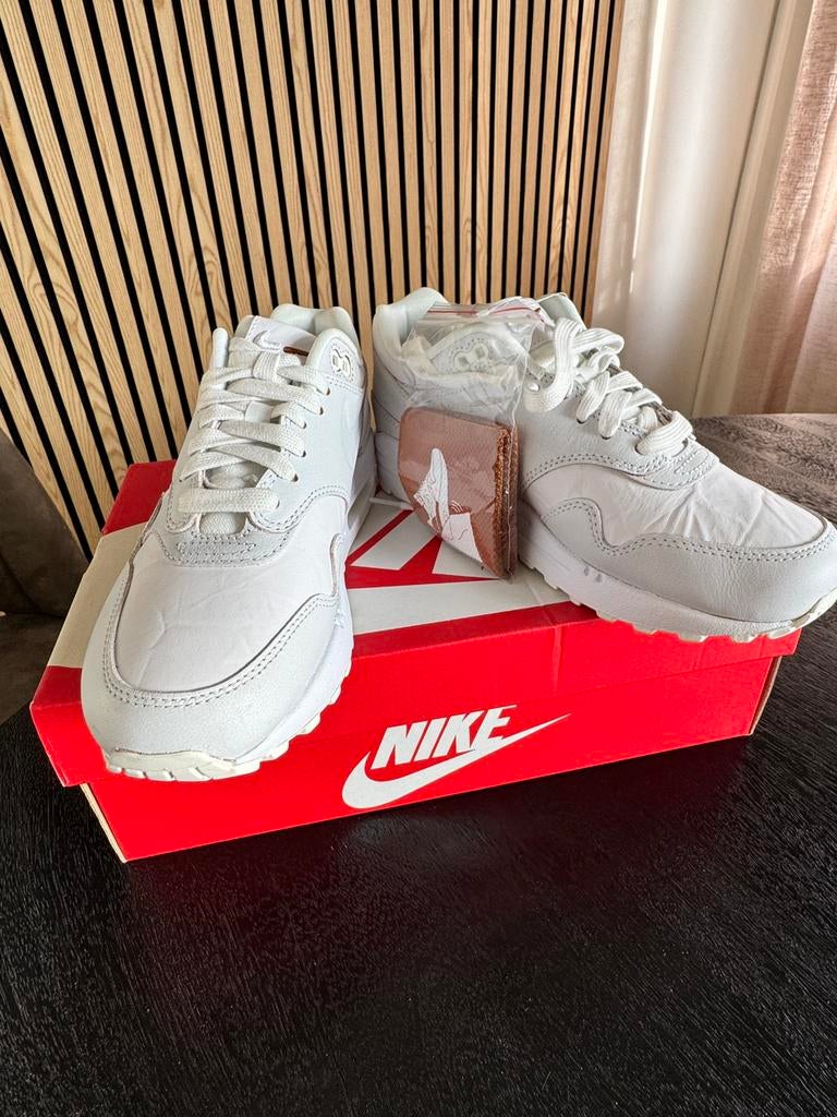 Nike Air Max 1 - Yours, Wit, Nieuw, Ophalen of Verzenden, Sneakers of Gympen