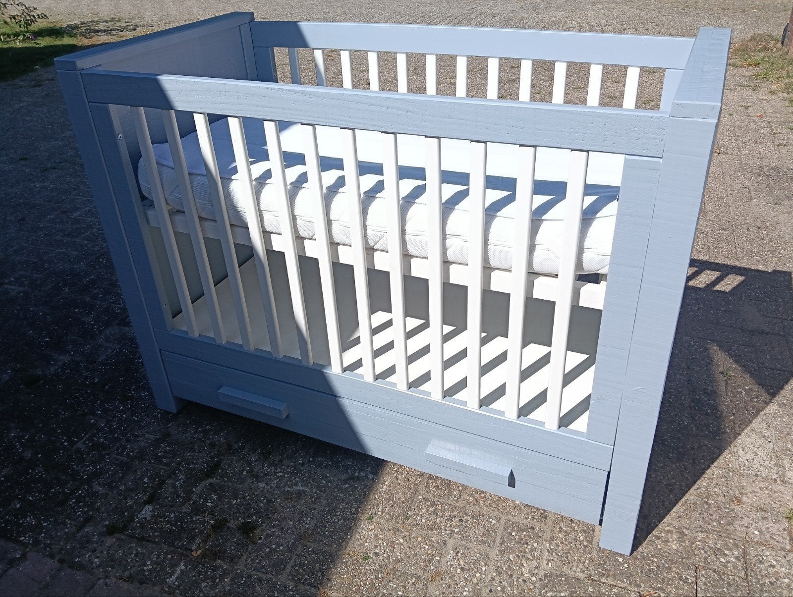 Juno ledikant 70x140 met verstelbare lattenbodem en lade, Kinderen en Baby's, Babywiegjes en Ledikanten, Ophalen, Zo goed als nieuw