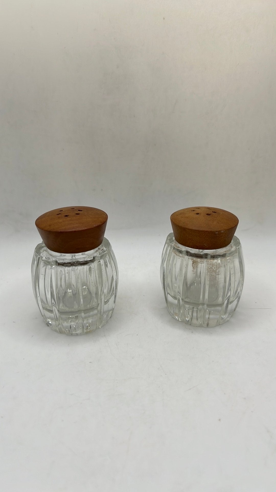Loodkristal met houten dopjes, peper en zoutstel jaren ‘60., Ophalen of Verzenden