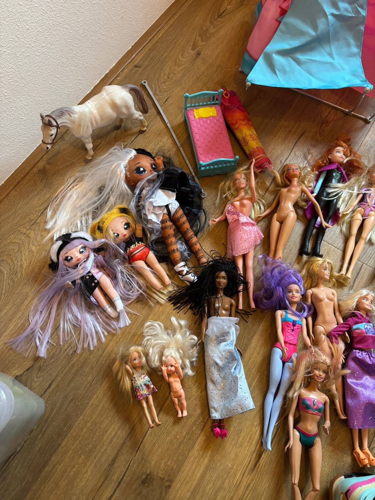 Barbies, barbie ambulance, barbie camper en andere, Ophalen, Gebruikt, Barbie