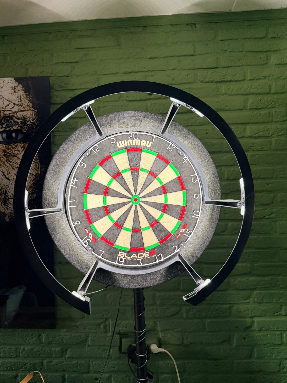 Winmau dartbord met standaard en verlichting, Sport en Fitness, Ophalen, Zo goed als nieuw, Dartbord