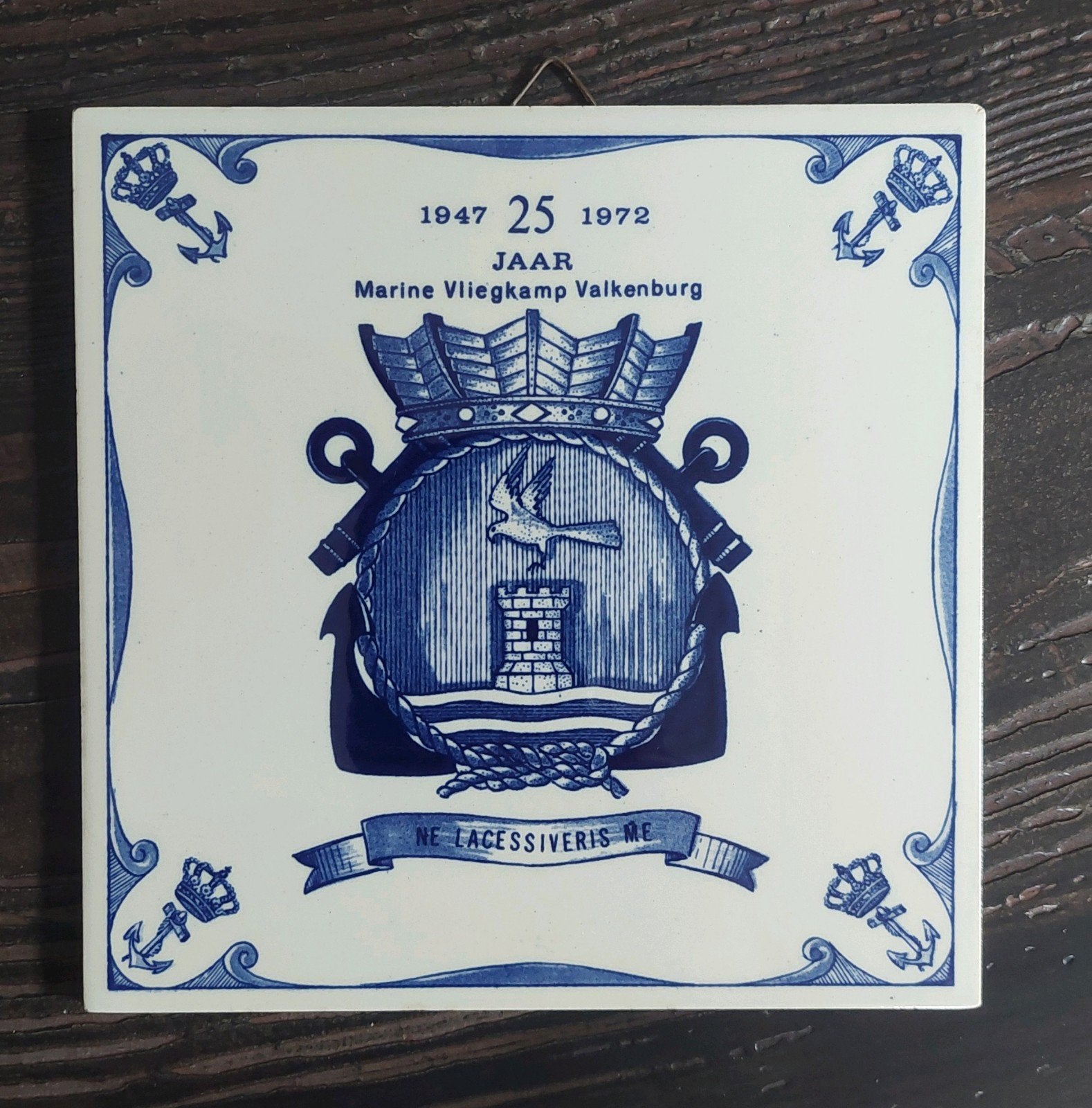 Delfts blauw tegeltje Marine Vliegkamp Valkenburg 25 jaar, Antiek en Kunst, Ophalen of Verzenden