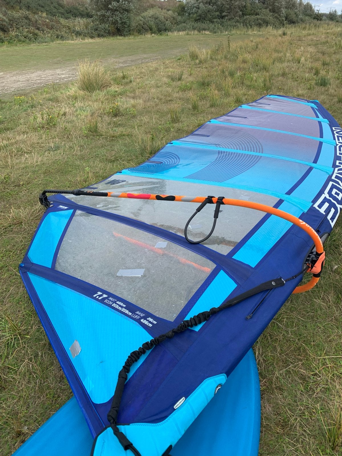Neilpryde V8 7.7m² windsurfzeil (2021) - schade, Watersport en Boten, Ophalen, Gebruikt, 6.5 m² tot 8 m², Neilpryde