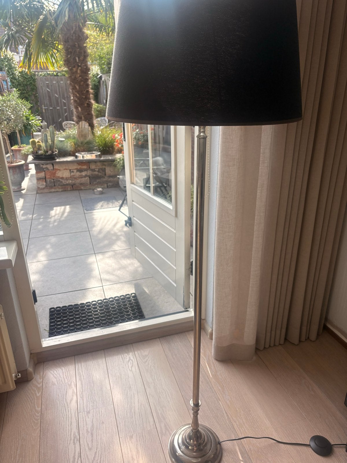 Stijlvolle staande lamp met zwarte kap, Huis en Inrichting, Zo goed als nieuw, Metaal, 150 tot 200 cm, E27 (groot)