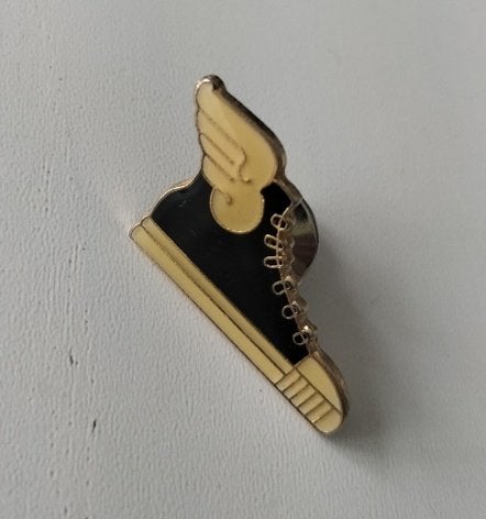 Sneaker wings pin - Mercurius, Verzamelen, Ophalen of Verzenden, Zo goed als nieuw, Sport, Speldje of Pin