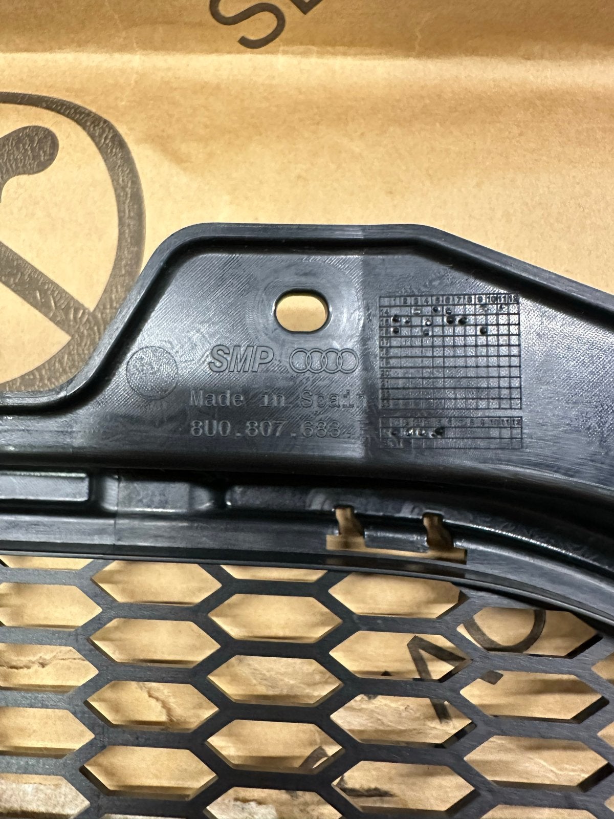 Audi Q3 8U0807683E AP6 Glanz Zwart Rooster Bumper, Auto-onderdelen, Carrosserie en Plaatwerk, Ophalen, Voor, Nieuw, Audi