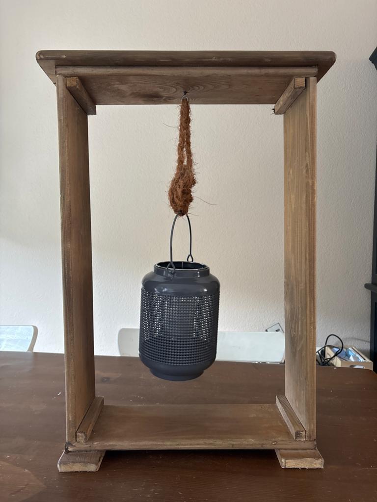 Houten lantaarn met metalen houder, Antiek en Kunst, Ophalen of Verzenden, Rechthoekig, 50 tot 100 cm, Minder dan 100 cm