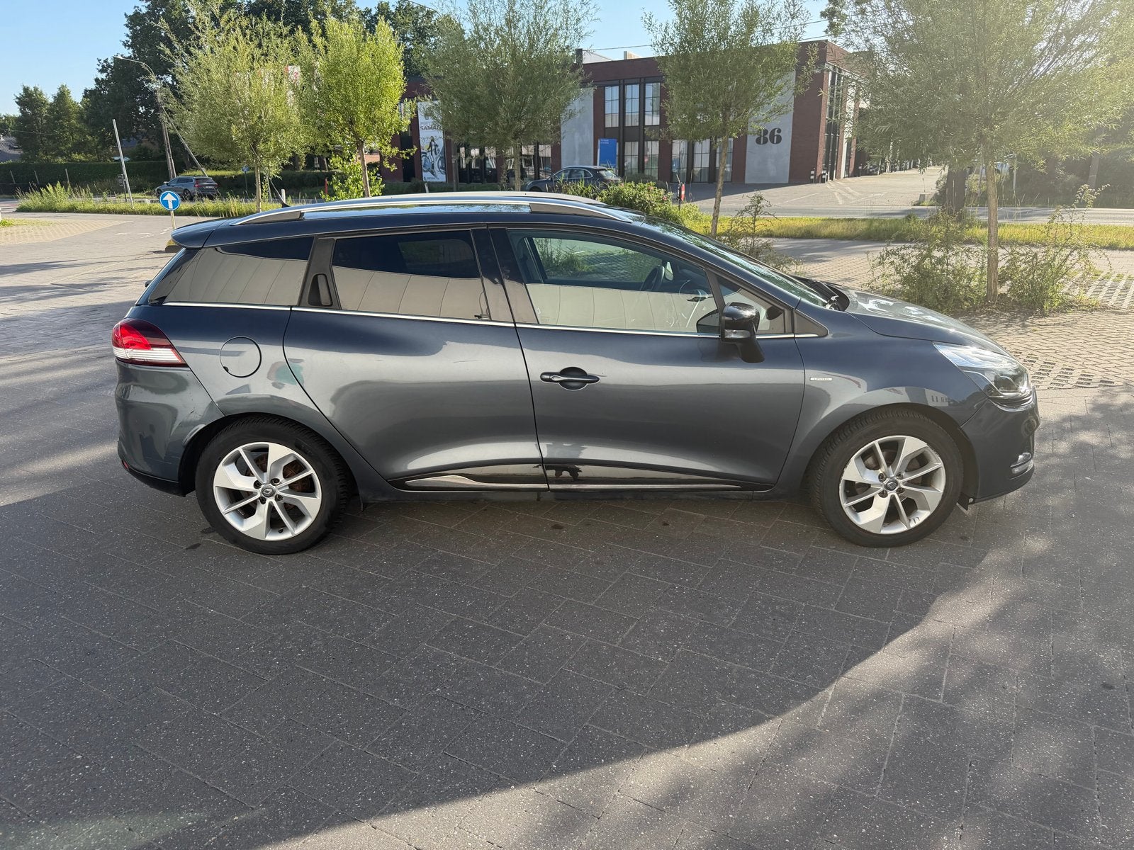 Renault Clio 0.9 TCE 90 Estate 2017 Grijs, Auto's, Voorwielaandrijving, 898 cc, 580 kg, 49 €/maand