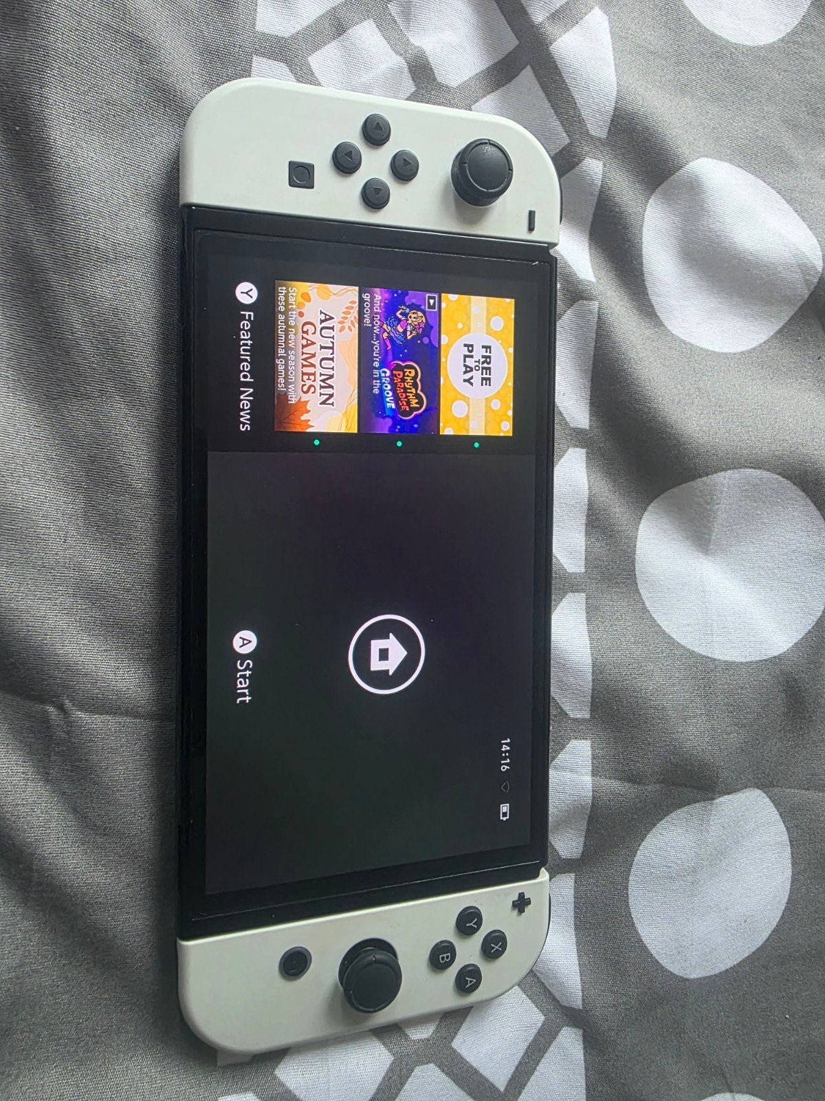 Foto 4 van Nintendo Switch OLED met games en accessoires.