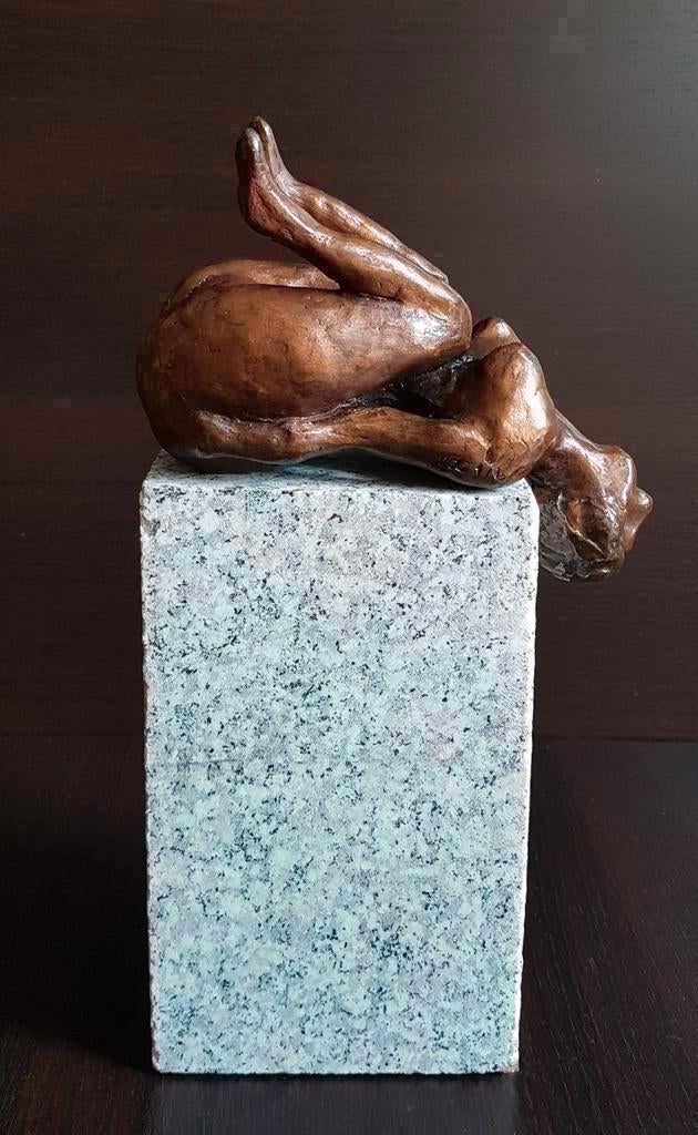 Bronzen beeld naakte vrouw los op sokkel, massief  brons art, Ophalen of Verzenden, Brons