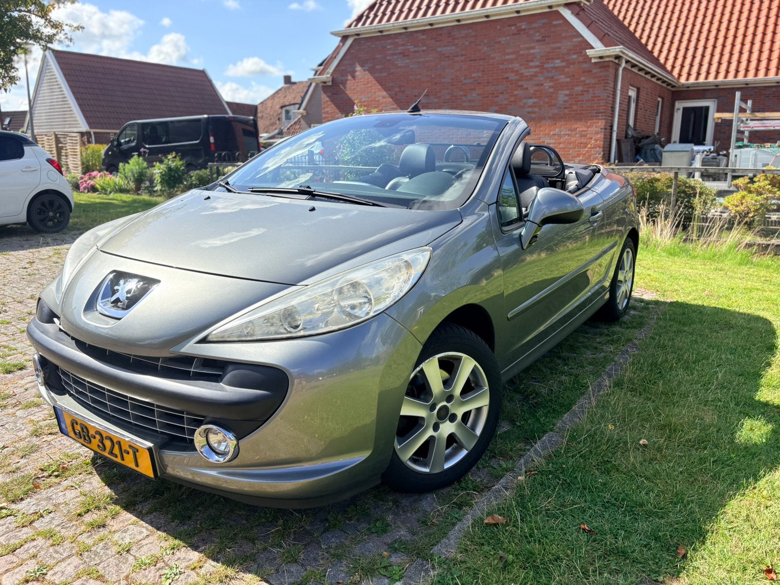 Peugeot 207 CC 1.6 VTi | Cabrio | Airco | Stoelverwarming |, Voorwielaandrijving, 15 km/l, Zwart, 4 cilinders