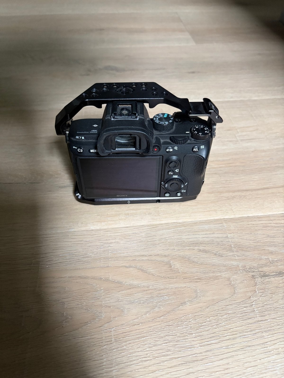 Foto 3 van Sony Alpha A7 III (252 clicks) + cage en accu