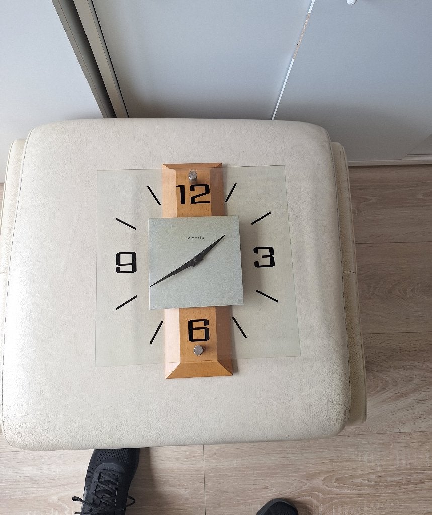 Eikenhouten klok met glazen wijzerplaat, Ophalen