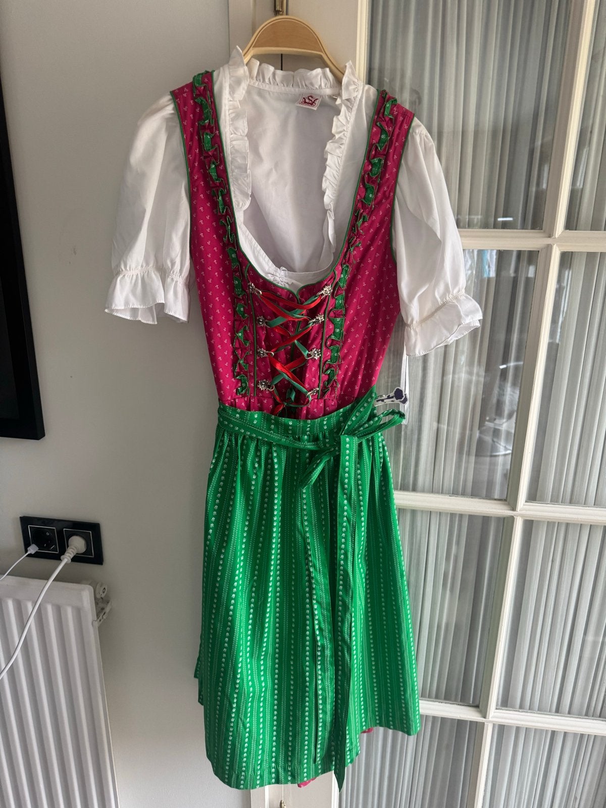 Traditionele Dirndl met mooie afwerking - Maat 42, Meerkleurig, Maat 42/44 (L), Ophalen of Verzenden, Zo goed als nieuw