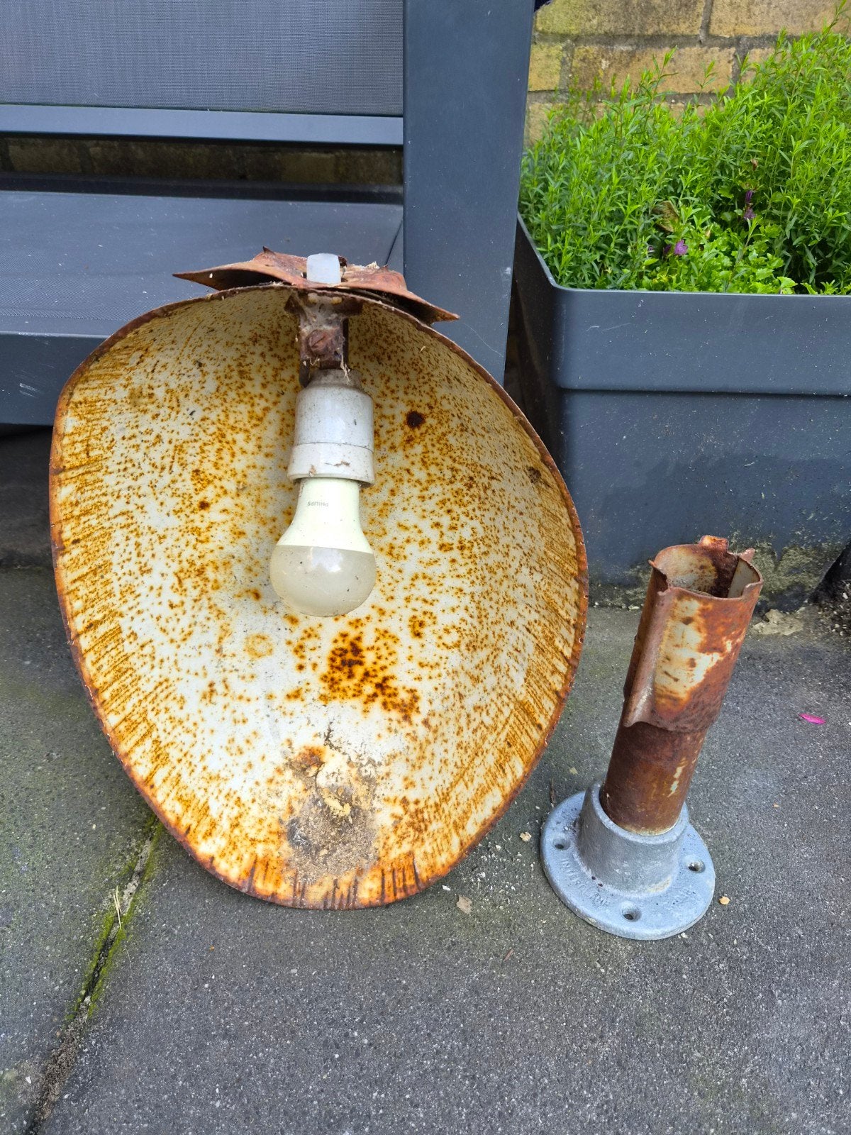 Oude roestige lampenkap met paal - decoratie/project, Ophalen of Verzenden
