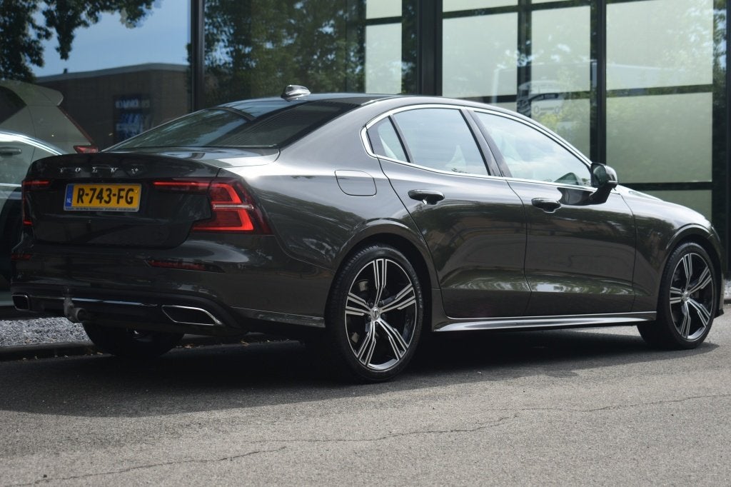 Volvo S60 B4 197pk Plus Dark | Power Seats | Leder | 19'' |, Auto's, 4 cilinders, Bedrijf, Adaptive Cruise Control, 1635 kg