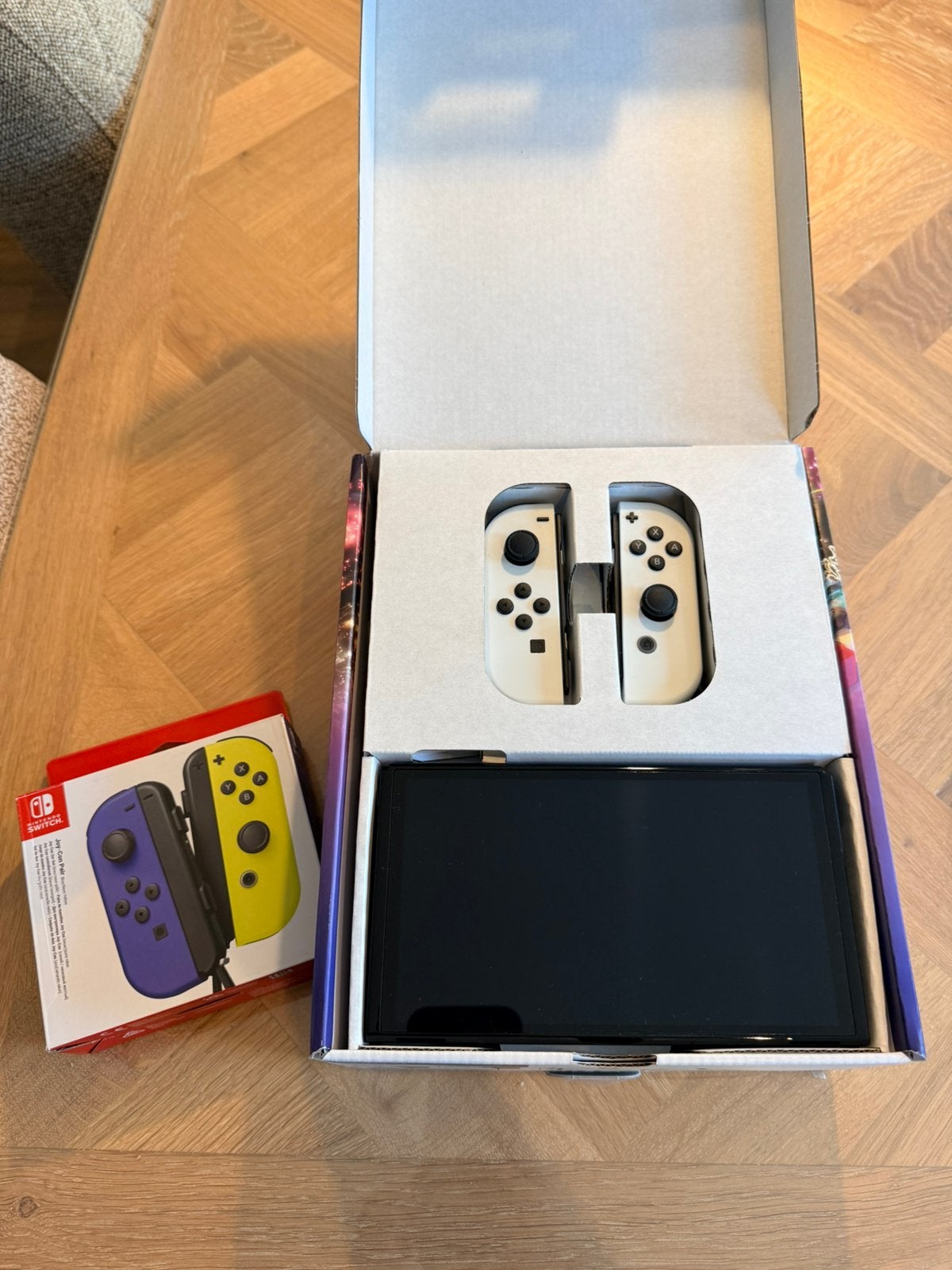 Foto 3 van Nintendo Switch OLED incl. 2 extra Joy-Cons in doos met case