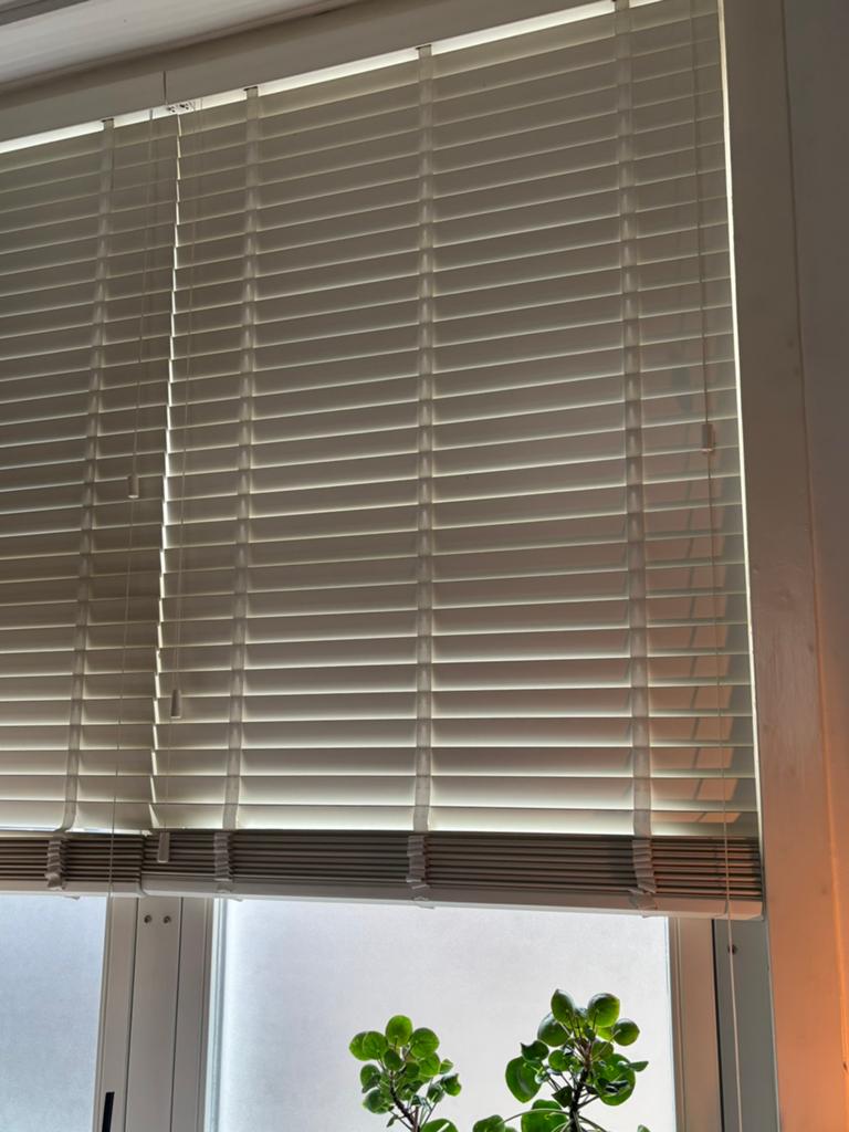 Gratis 2 stuks witte houten jaloeziën, Ophalen, 50 tot 100 cm, Minder dan 100 cm