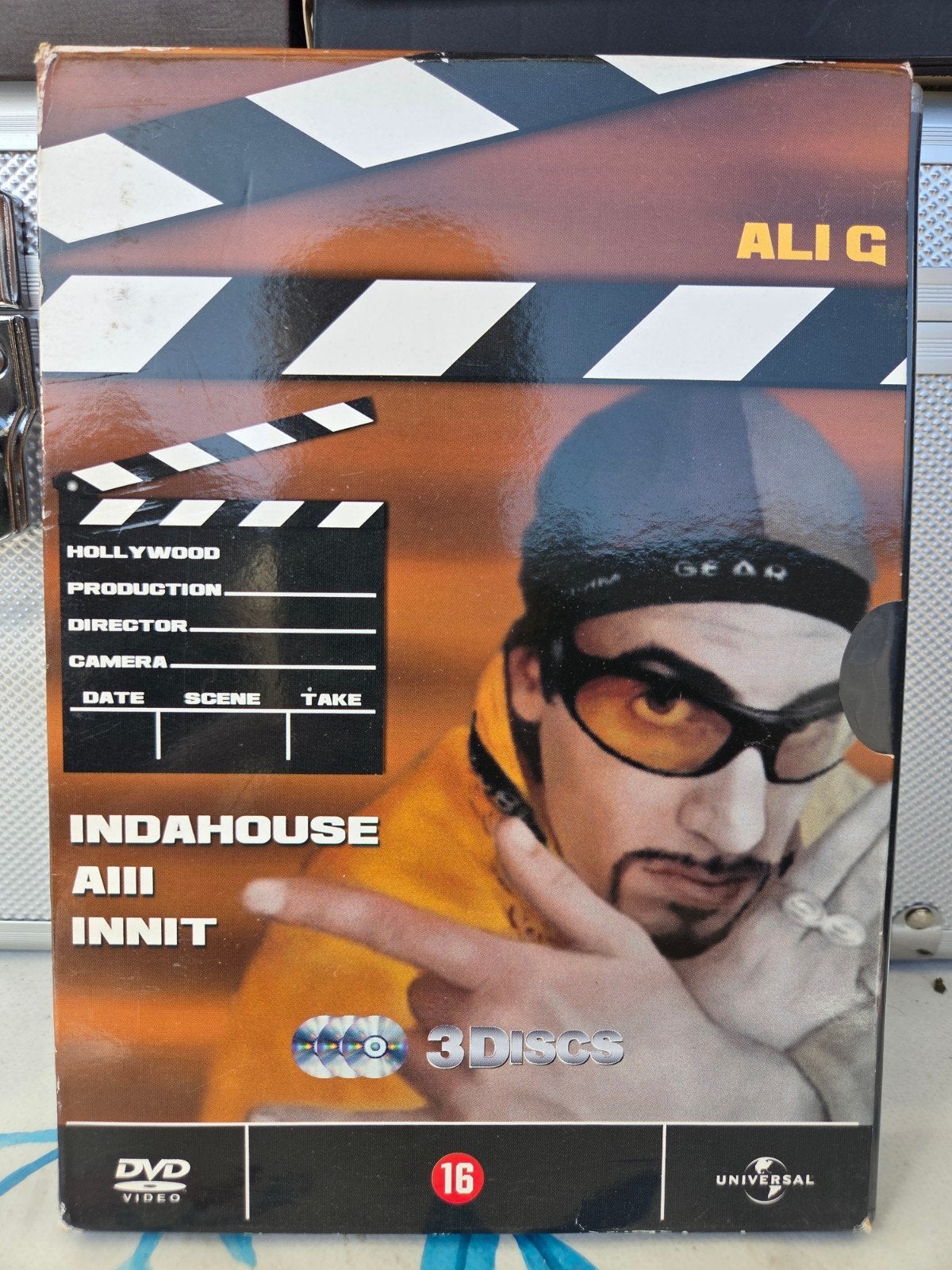 Ali G Indahouse Aiii Innitt - 3 Discs DVD Boxset, Vanaf 16 jaar, Nederlands, Ophalen of Verzenden, Britse komedie