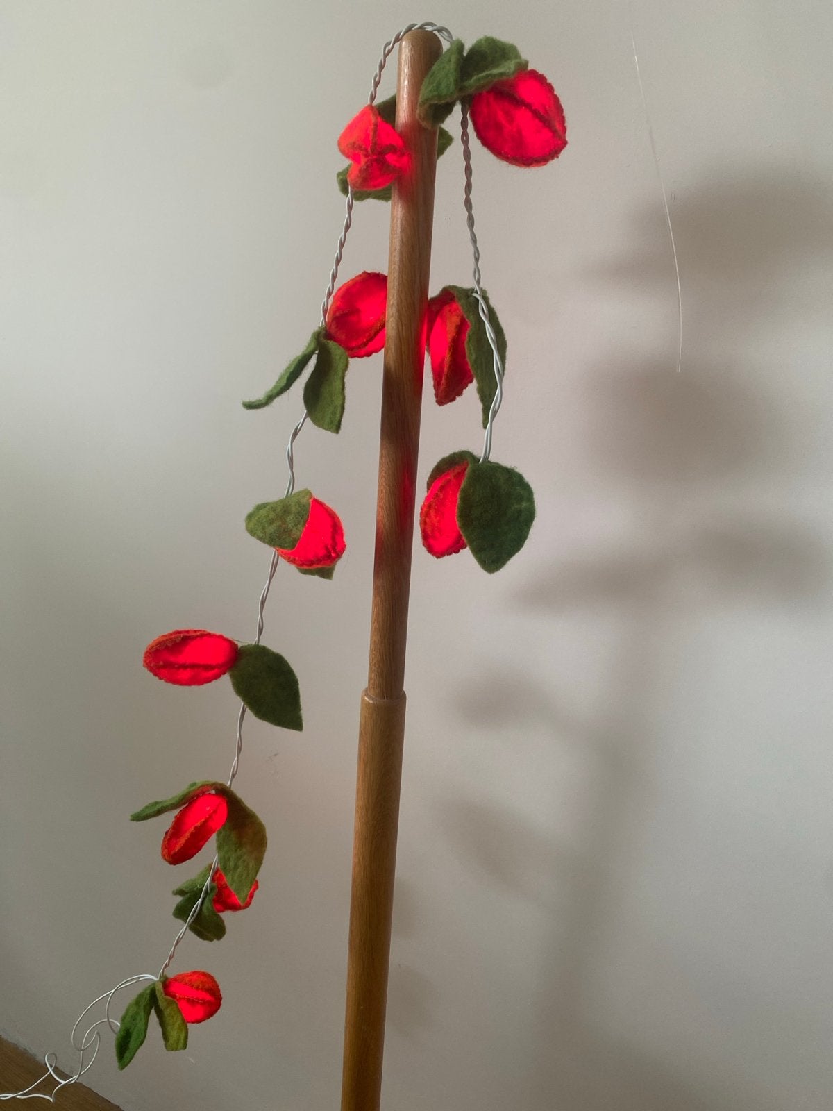 Sfeervol lichtsnoer met vilten bloemen van lampionplantje, Ophalen of Verzenden, Zo goed als nieuw