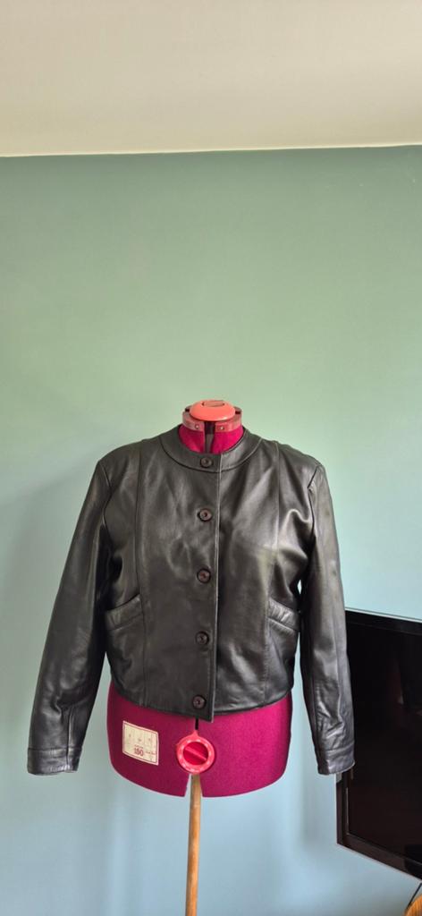 Kort, zwart leren jasje mt 42, met knoopsluiting, Zwart, Maat 42/44 (L), Ophalen of Verzenden, Dekkers Ledermode