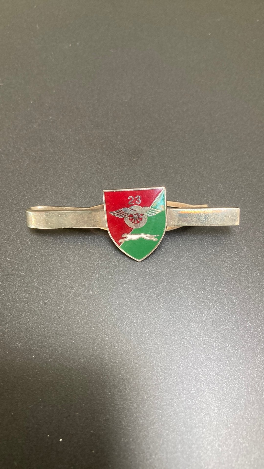KNIL dasspeld 23e A.A.T., Verzamelen, Militaria | Algemeen, Ophalen of Verzenden, Landmacht, Nederland, Embleem of Badge