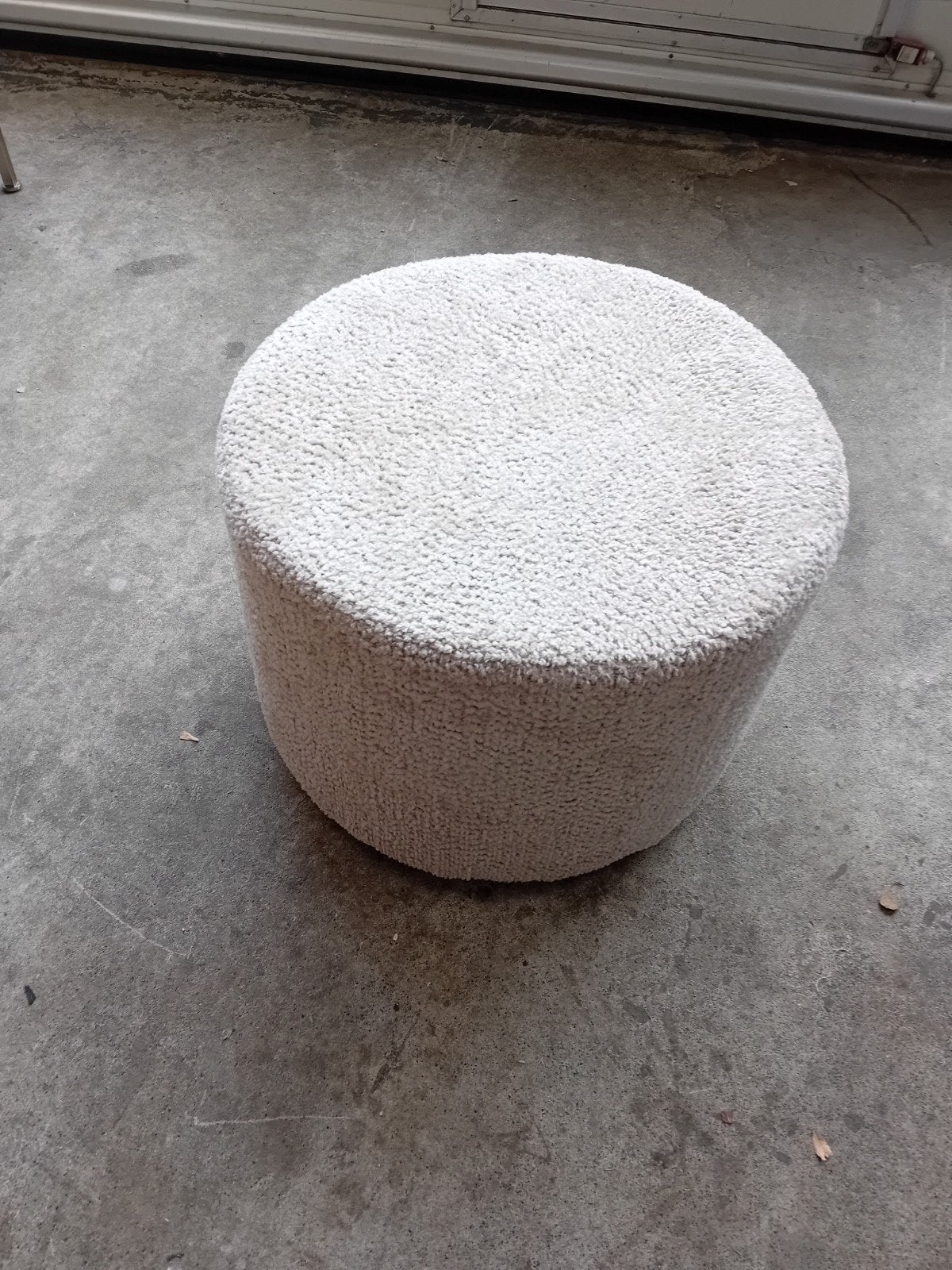 Ronde poef in crèmekleurige bouclé stof, Minder dan 50 cm, Modern, Scandinavisch, Minder dan 50 cm, Ophalen of Verzenden