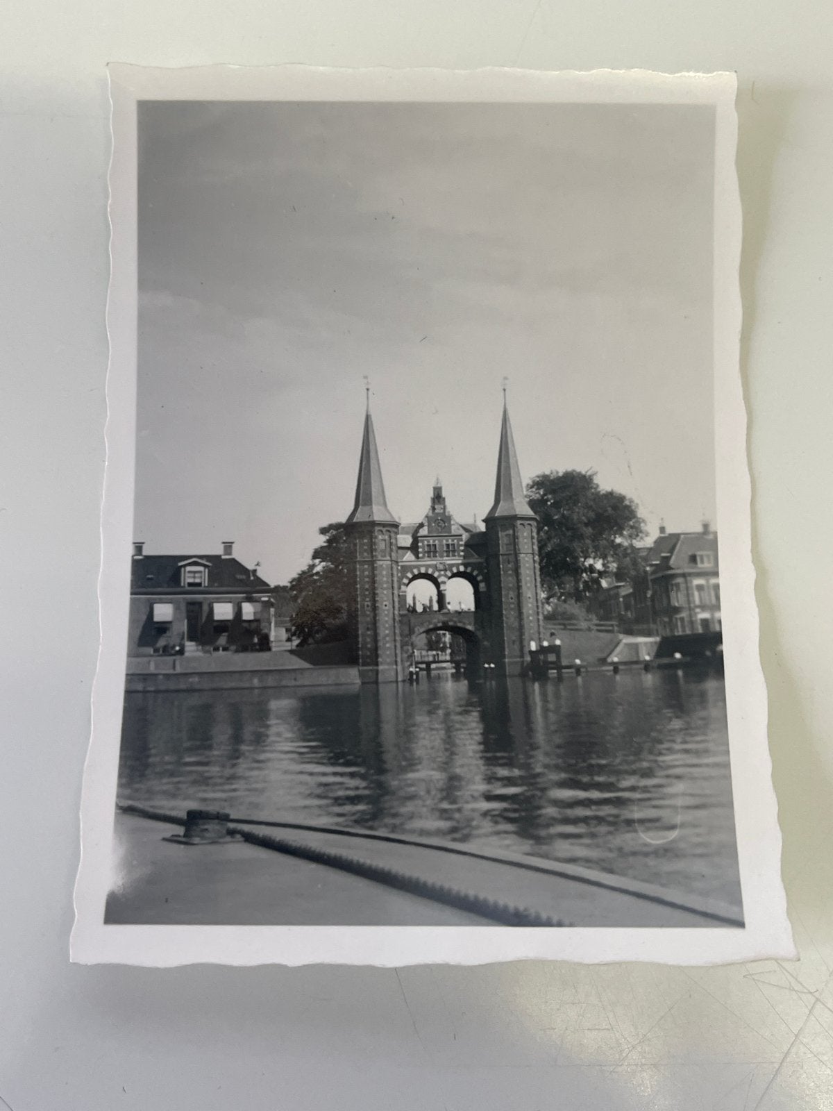 Waterpoort Sneek - Augustus 1950, Verzamelen, Gebruikt, Foto, Ophalen of Verzenden, 1940 tot 1960