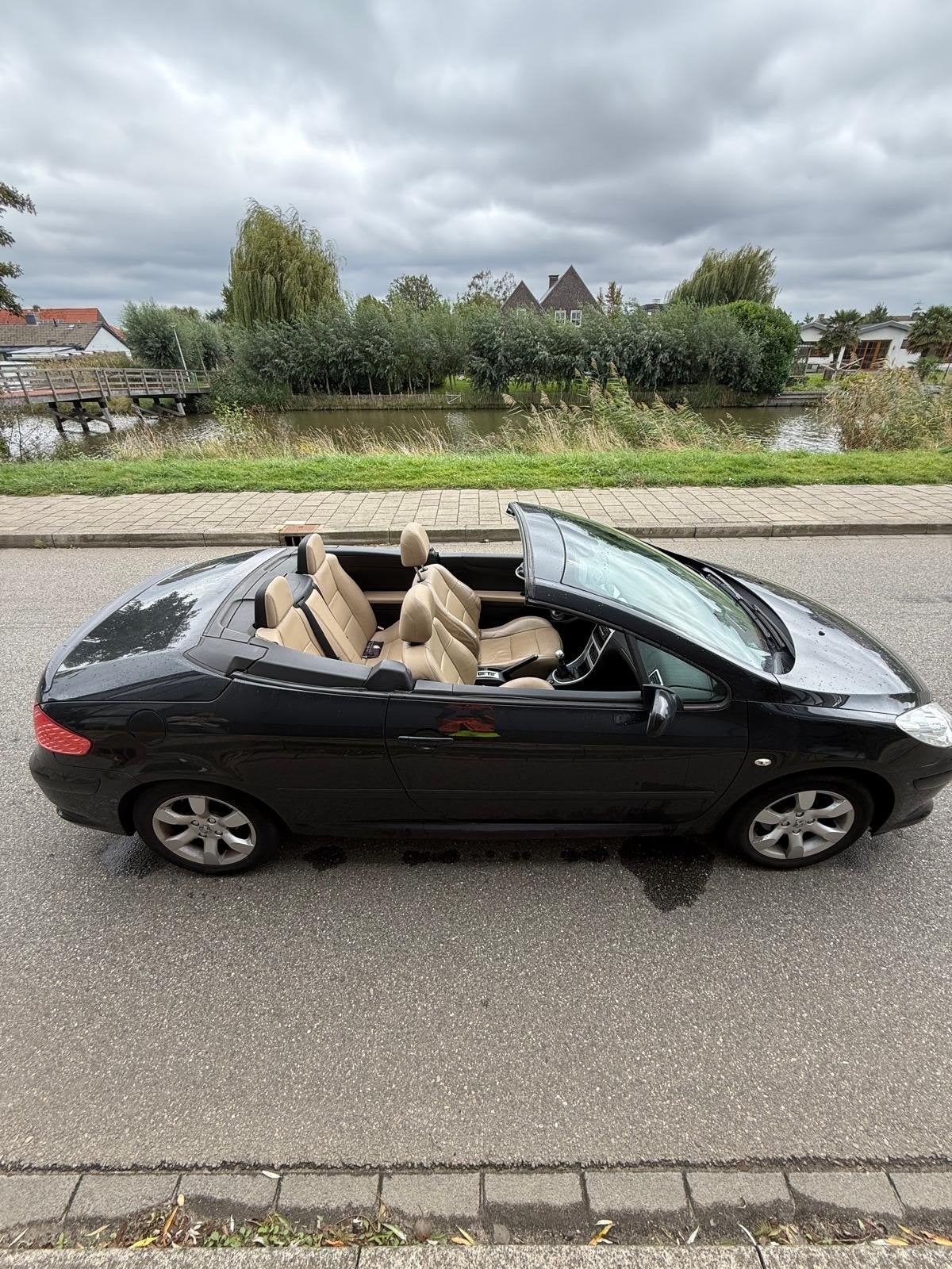 Peugeot 307 1.6 16V CC 2006 Zwart hard top, Auto's, Peugeot, 4 cilinders, Cabriolet, 4 stoelen, Zwart