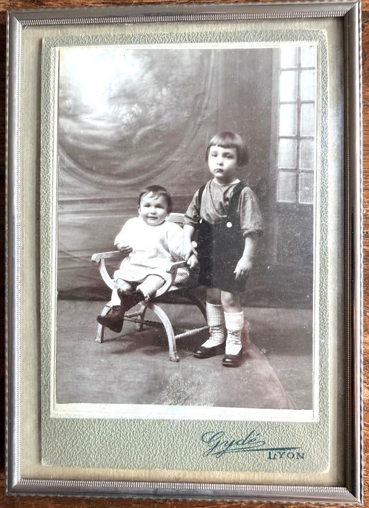 Oud fotolijstje met een mooie rand en bol glas (1004), Ophalen of Verzenden