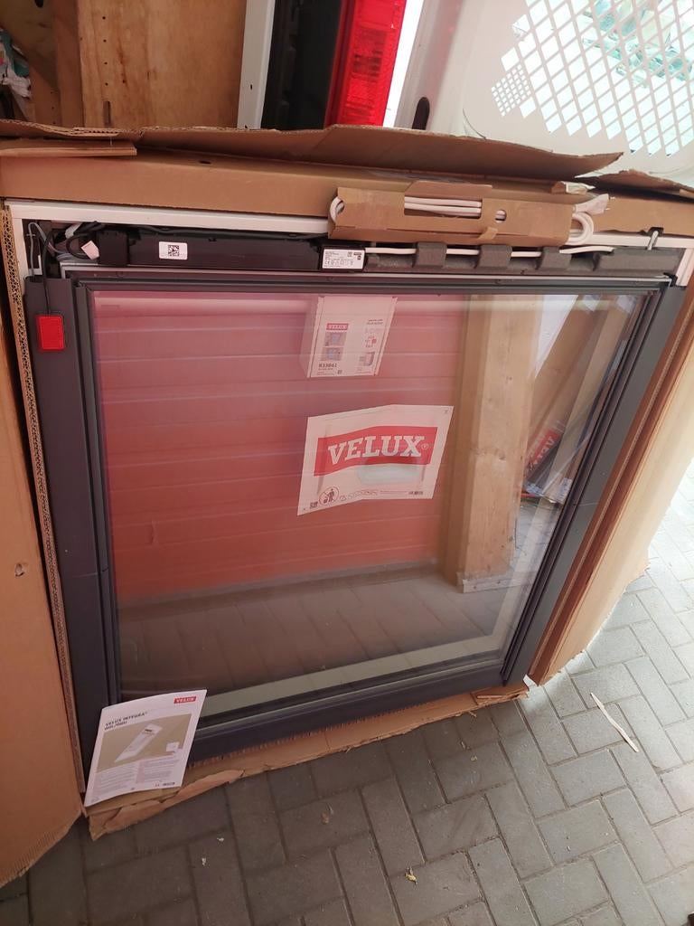 Nieuw in doos velux ggl sk06 met elektrische bediening, Ophalen, Nieuw, Minder dan 80 cm, Dakraam