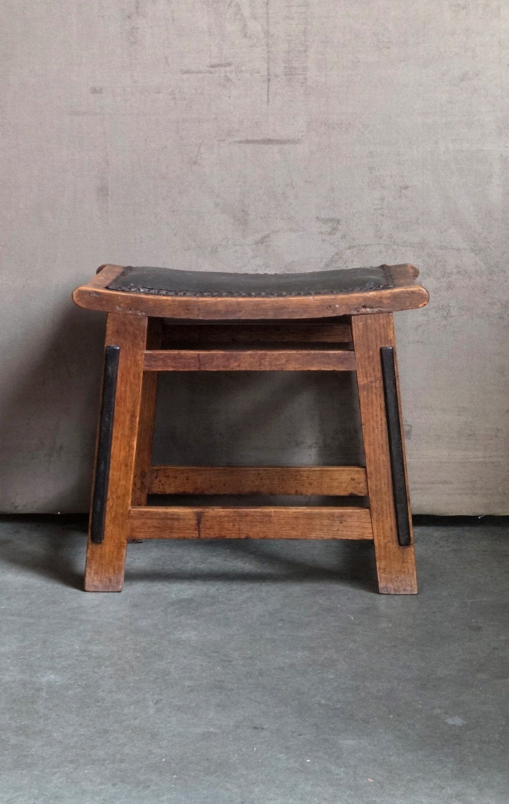Antiek retro vintage art deco brutalist kruk krukje !, Huis en Inrichting, Krukjes, Ophalen, Hout