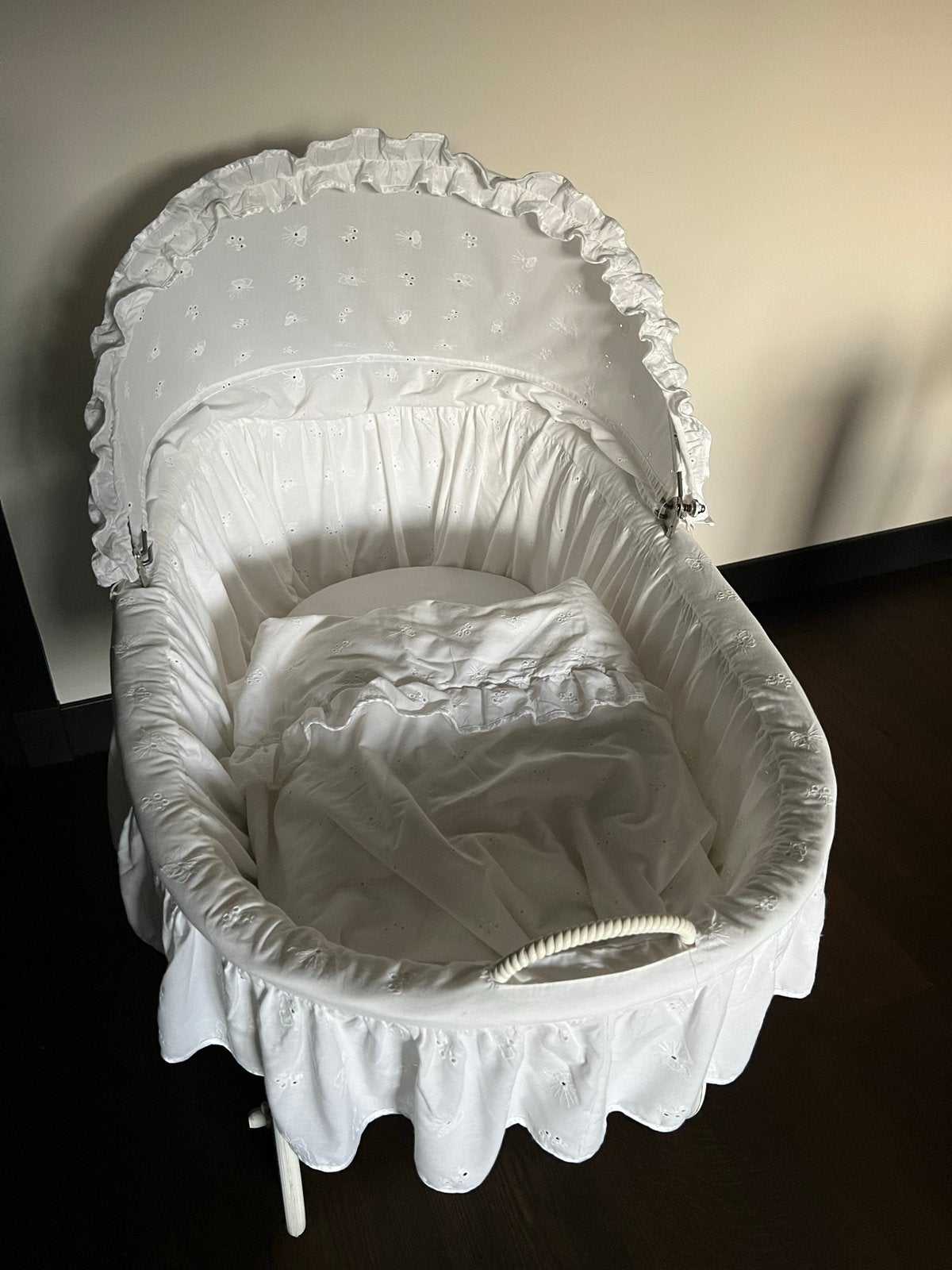 Mooie hand bekleede wieg met rijdende wielen, Kinderen en Baby's, Babywiegjes en Ledikanten, Ophalen, Zo goed als nieuw, Wieg