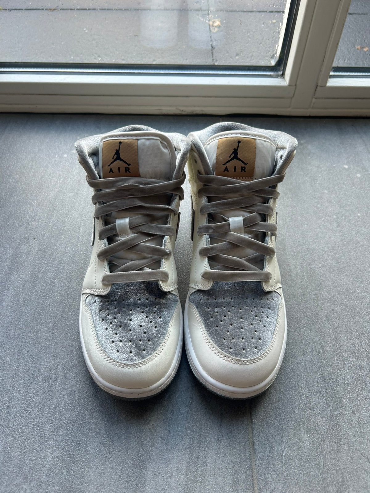 Nike Jordan, wit met zilver, maat 39, Kleding | Dames, Schoenen, Wit, Ophalen of Verzenden, Sneakers of Gympen, Zo goed als nieuw
