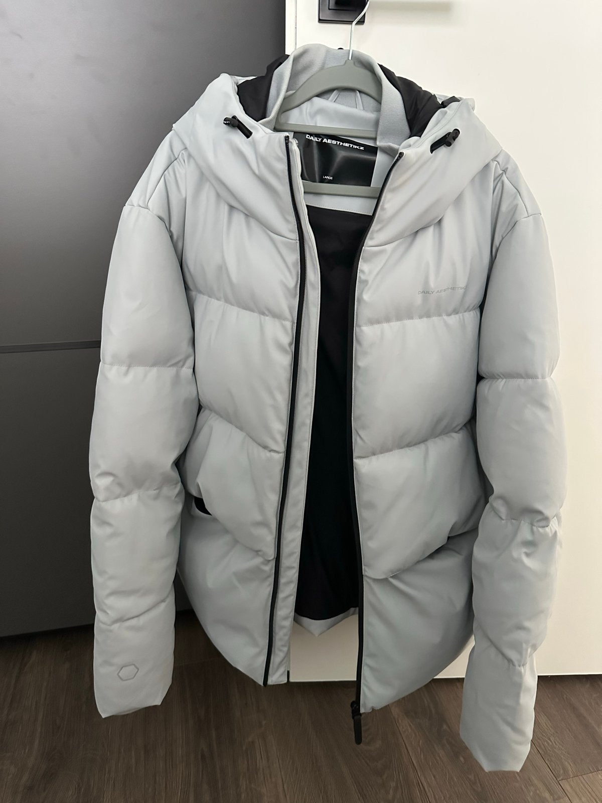 Daily Aesthetics Puffer Jacket - Maat L, Ophalen of Verzenden, Zo goed als nieuw, Maat 52/54 (L), Grijs