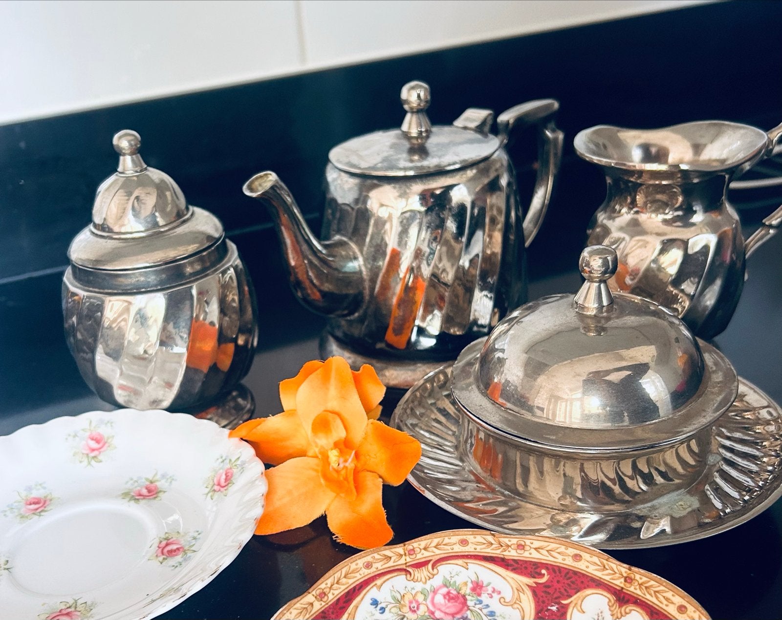 Verzilverd theeservies met botervloot - Rivierenbuurt, Ophalen of Verzenden, Zilver