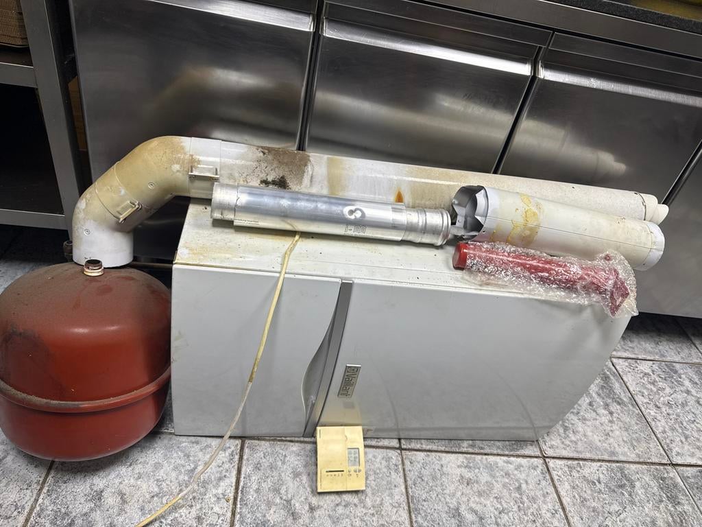 Vaillant CV-ketel met expansievat en thermostaat, 30 tot 80 cm, Gebruikt, Cv-ketel of Combi-ketel, Minder dan 60 cm