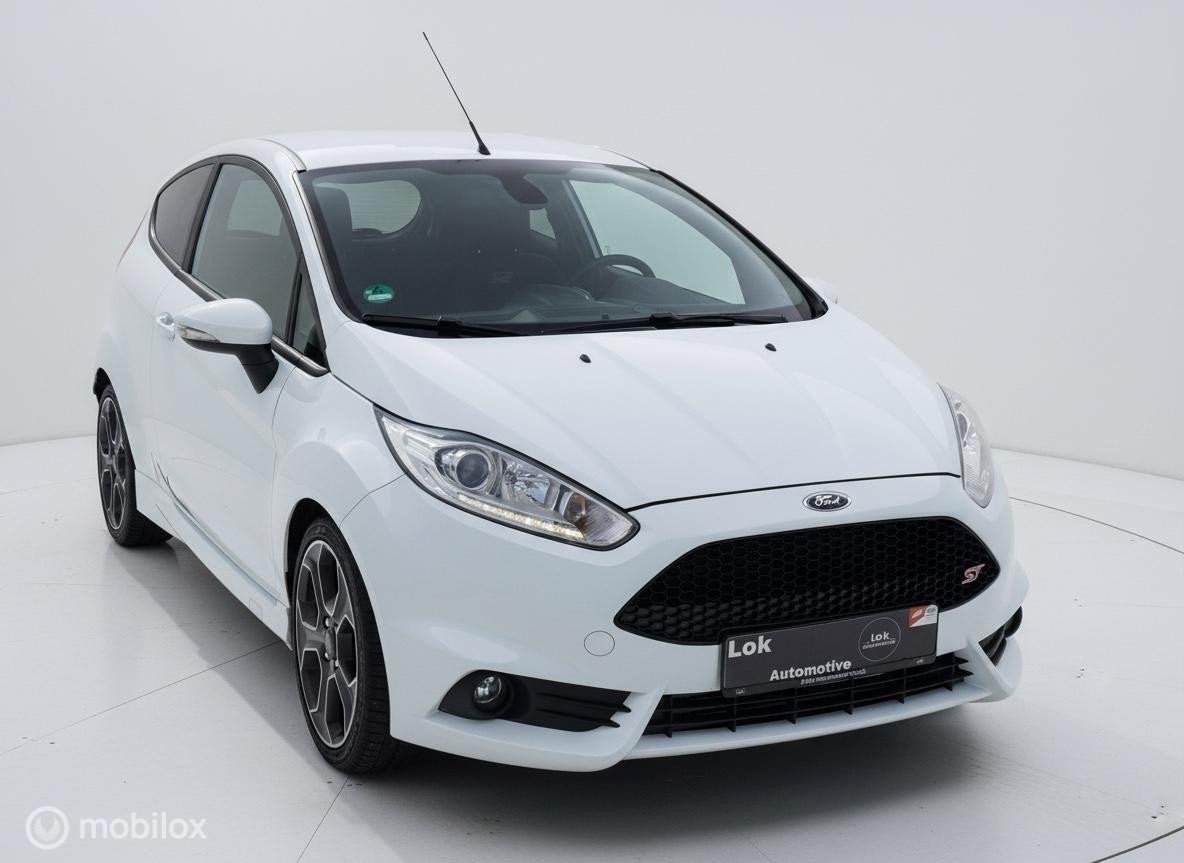 Ford Fiesta 1.6 ST200 LED|CAMERA|AIRCO|NAVI|LEDER|200PK, 1596 cc, 1063 kg, Gebruikt, Zwart
