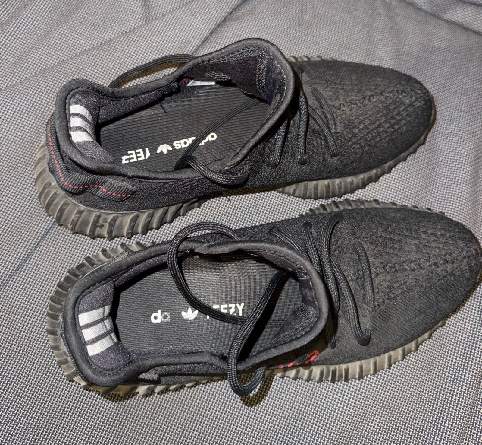 Adidas Yeezy Boost 350 V2 Black Red, Ophalen of Verzenden, Gedragen, Zwart, Sneakers of Gympen