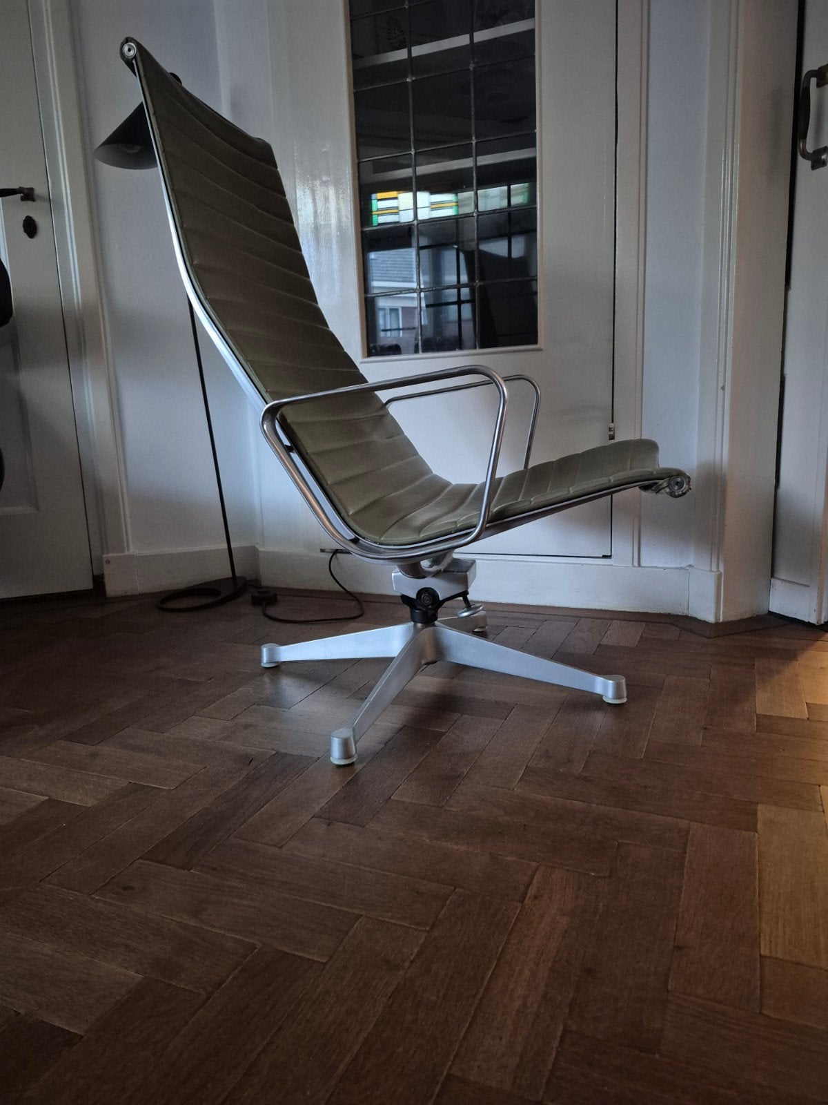 Design Eames EA124 Chair patent pending 1958 Miller Vitra, Ophalen of Verzenden, Gebruikt, 50 tot 75 cm