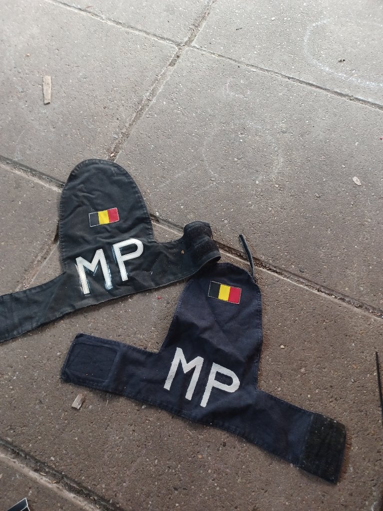 2 Belgische MP armbanden, Verzamelen, Militaria | Algemeen, Ophalen of Verzenden, Landmacht, Overige gebieden, Embleem of Badge
