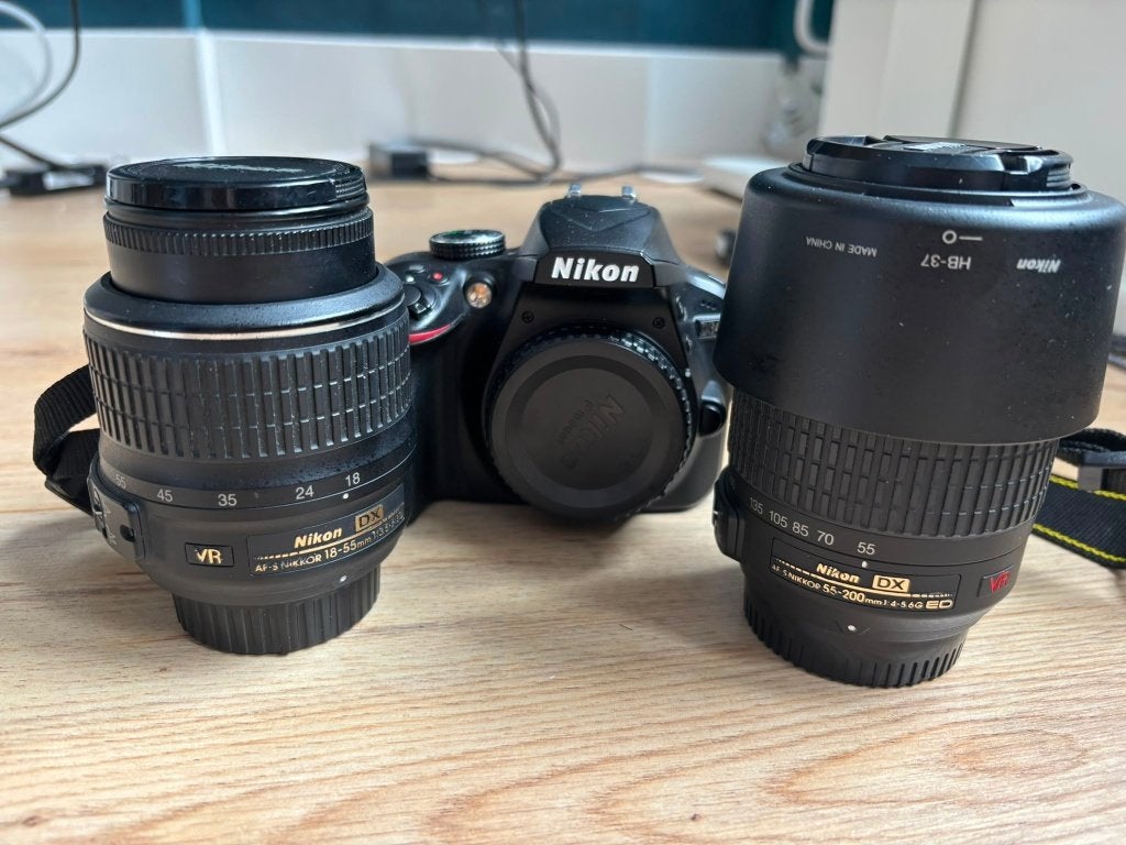 Nikon D3400 + NIKKOR 18-55 f3.5-5.6G + NIKKOR 55-200 f4-5.6G, Ophalen, Gebruikt, Spiegelreflex, Lensdop