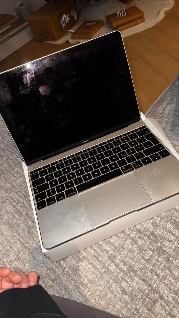MacBook met Duits toetsenbord - accu moet vervangen, Ophalen of Verzenden, Niet werkend