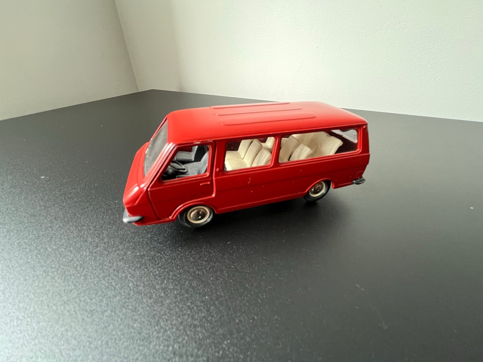 Novoexport Rode RAF-2203 Minibus Modelauto (Made in USSR), Hobby en Vrije tijd, Ophalen of Verzenden, Zo goed als nieuw