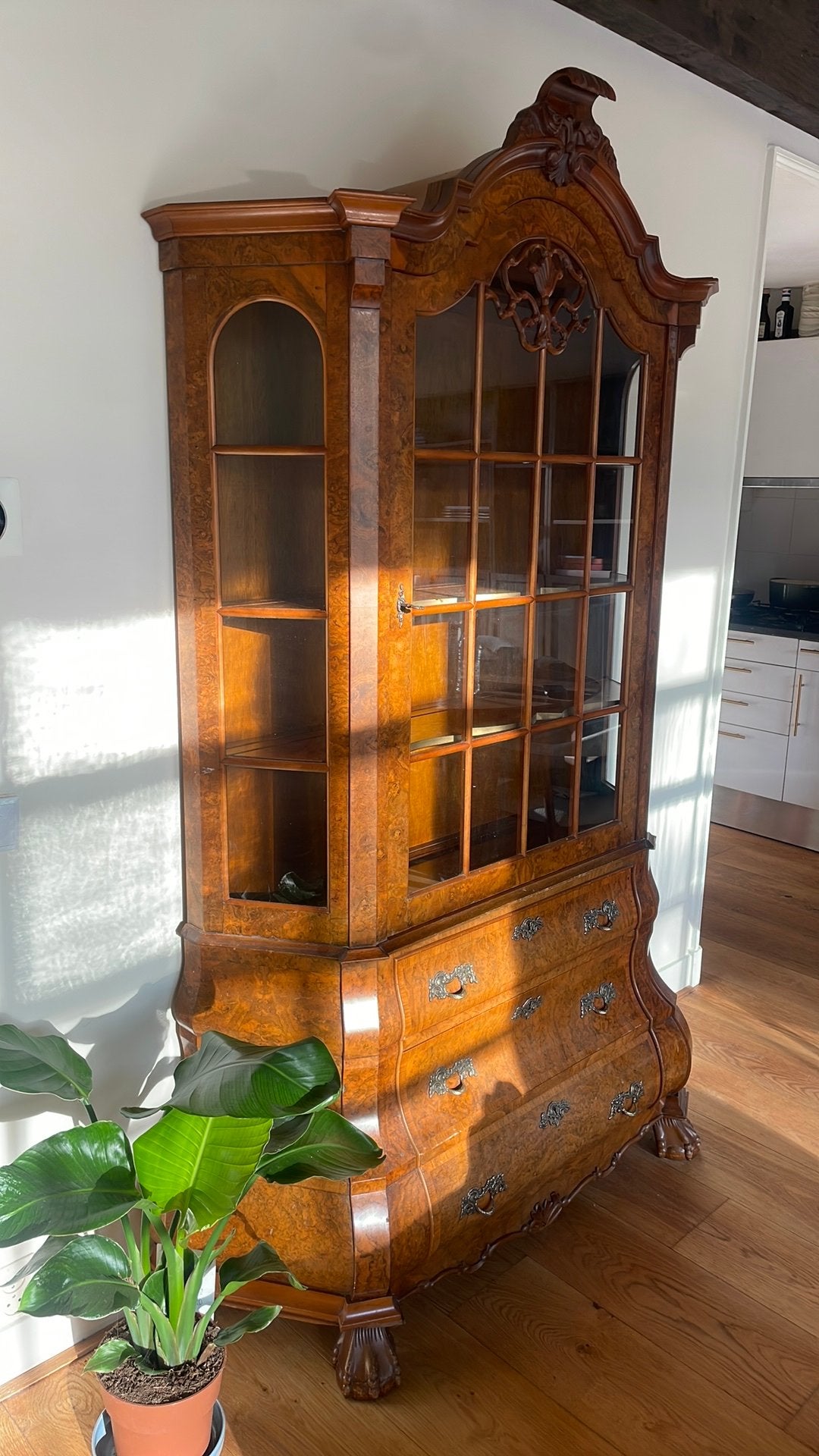 Barok Vitrinekast met 3 lades, Ophalen