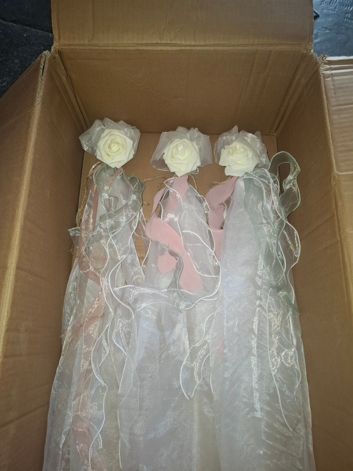 Stoelversiering Bruiloft - Wit/Roze/Groen Lint en Rozen, Ophalen of Verzenden, Nieuw, Versiering, Geboorte of Huwelijk