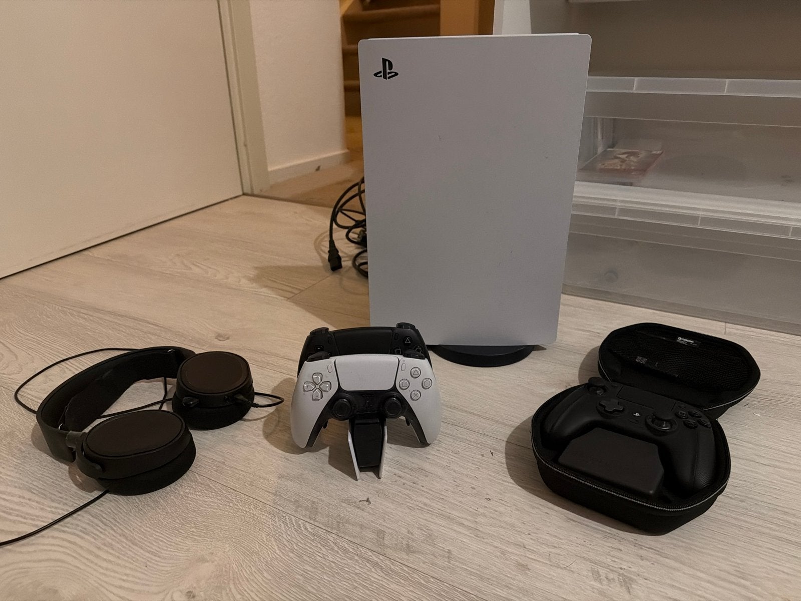 Foto 2 van PlayStation 5 digital Edition met accessoires