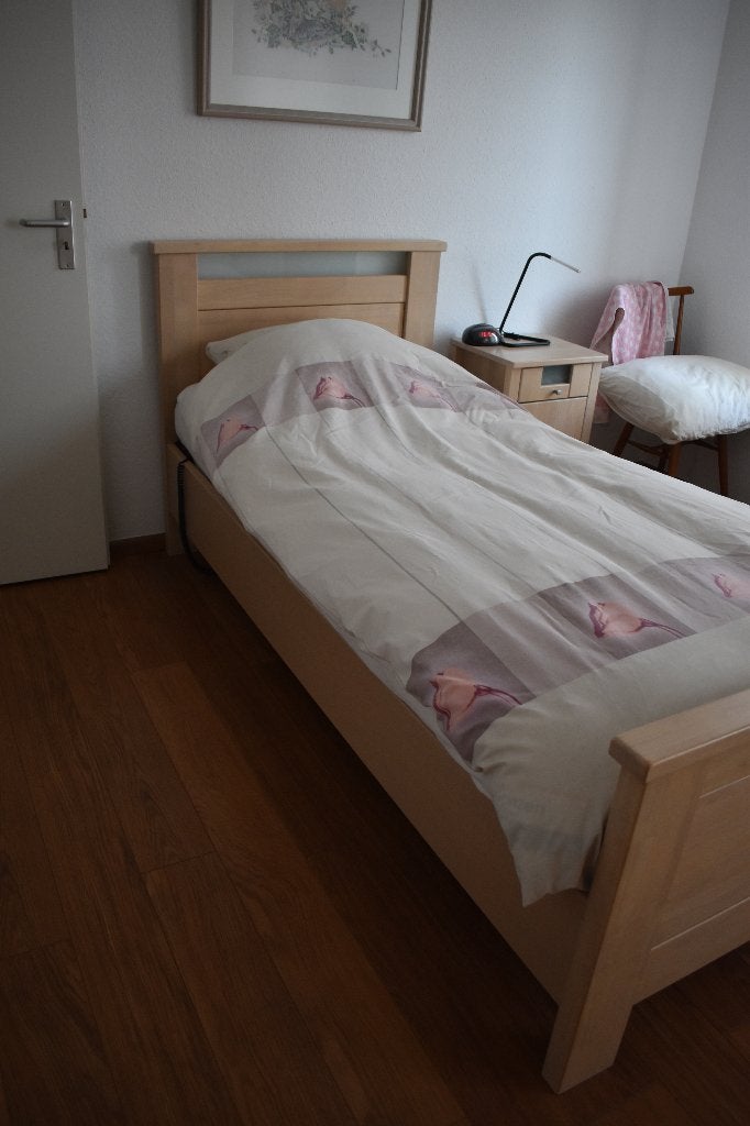 Eenpersoonsbed met verstelbare lattenbodem en nachtkastje, Ophalen, 90 cm, Eenpersoons, Bruin