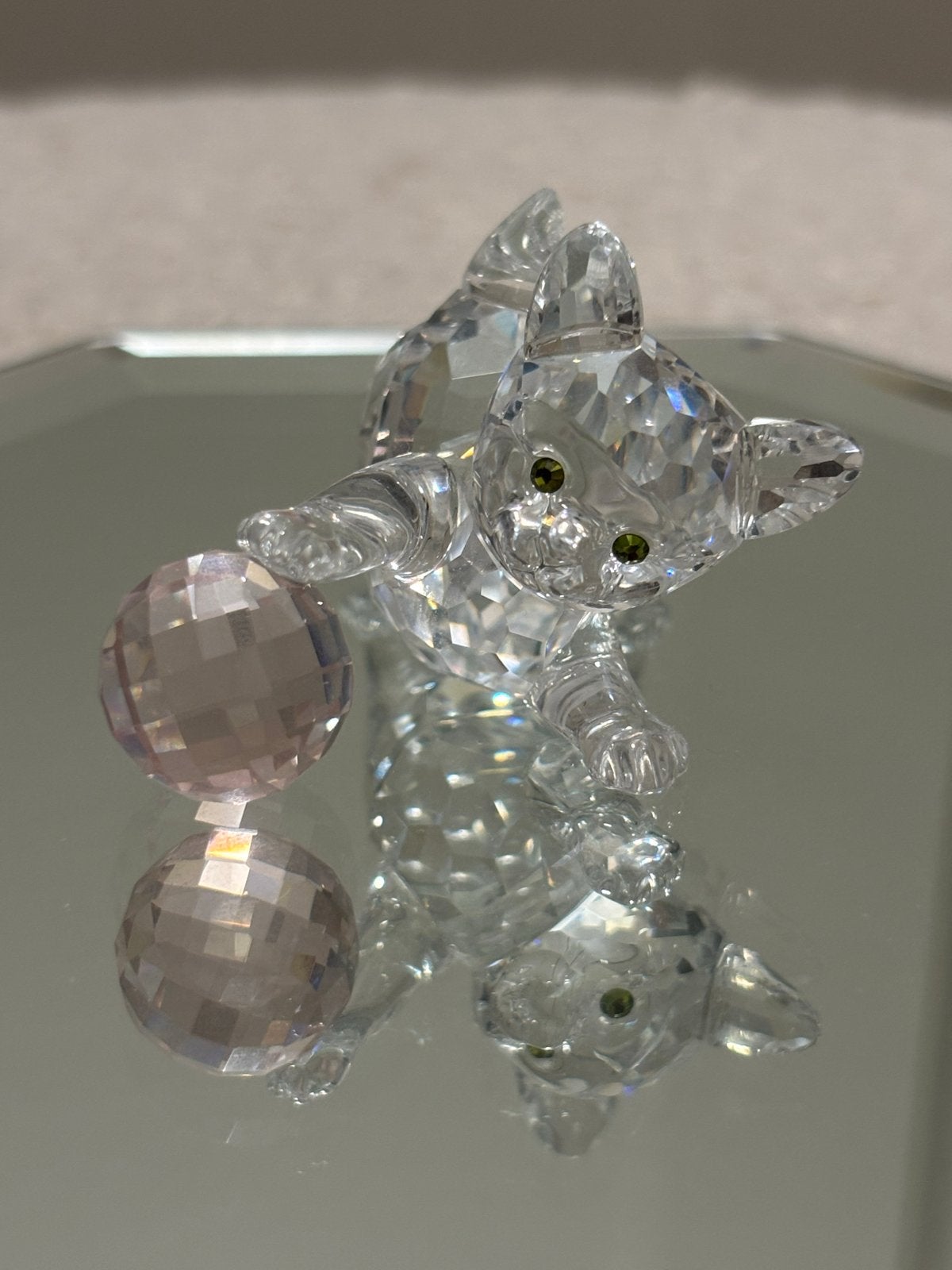 Swarovski Kristal Katje met Bal - Zo goed als nieuw, Ophalen of Verzenden, Zo goed als nieuw, Figuurtje